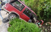 Abandonan camioneta en accidente de tránsito en #Zinacantepec