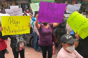 Después de las 13:00 horas manifestantes arribaron al Palacio Legislativo localizado en Toluca.