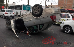Vuelca vehículo en el centro de Toluca; atropella a joven de 20 años