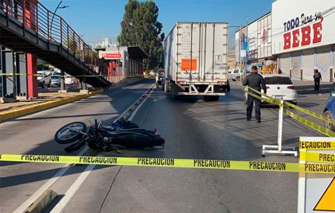 Dos motociclistas murieron arrollados sobre la Vía José López Portillo, en el municipio de Tultitlán; una de las víctimas es mujer.