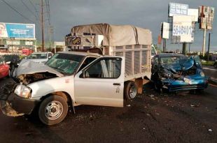 Automovilistas circularon a vuelta de rueda hasta que las unidades involucradas fueron retiradas en grúa.