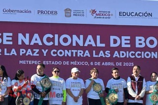 La mega clase, que se realizó en el Parque Metropolitano de Metepec, Estado de México, reunió a unas cuatro mil personas.