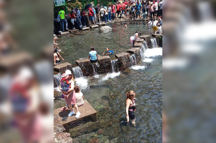 El baño en el Ahuehuete simboliza un acto de purificación espiritual donde los creyentes dejan atrás culpas y promesas antes de ver al Señor de Chalma.