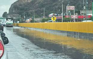 Decenas de familias continúan tratando de desalojar el agua que ingresó a sus casas, principalmente en los municipios de Ixtapaluca y Los Reyes La Paz