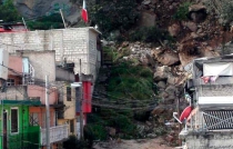 Desalojan a 60 familias por deslave de cerro en la Olímpica, Naucalpan