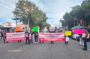 Pacientes de hemodiálisis y familiares bloquearon avenida Gustavo Baz para exigir al IMSS condiciones adecuadas y continuidad en sus tratamientos.