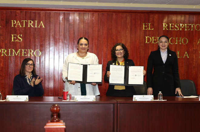 La rectora de la UAEMéx, Martha Patricia Zarza Delgado, y la secretaria de Medio Ambiente, Alhely Rubio Arronis, durante la firma del convenio.