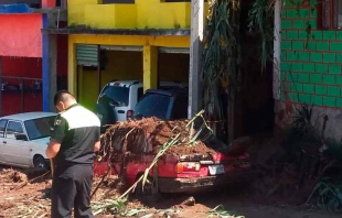 Cae parte de un cerro en casa y vehículo en Valle de Bravo