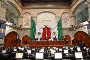 Morena celebra apoyo a México en conflicto con Ecuador durante sesión legislativa.