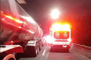 Ambulancia y pipa tras el accidente en Paseo Tollocan