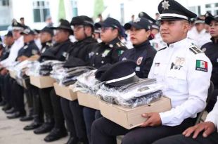 La entrega de 2,000 nuevos uniformes en Toluca es un reconocimiento a la labor de los agentes.