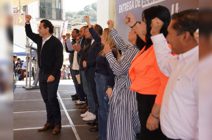 El senador Enrique Vargas acudió a la entrega de becas municipales y monedero electrónico.