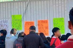 Padres y estudiantes bloquearon accesos para exigir respuestas de autoridades