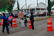 Familias del jardín de niños José María Velasco bloquearon el camino a San Jerónimo, en Tecámac, para exigir una solución a la falta de energía eléctrica en el plantel.