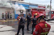 Bomberos de Toluca sofocaron el incendio registrado al interior de un comercio en la colonia Vértice.
