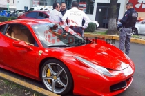#Video: Ferrari impacta camioneta en Metepec, huye y lo detienen en Toluca