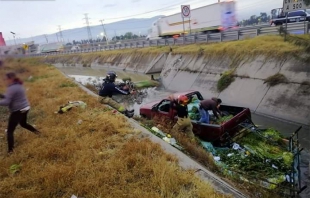 Camioneta con flores cae a las aguas negras, en #Texcoco
