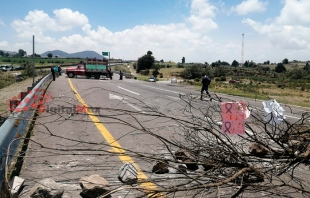 Mantienen bloqueo en la #Toluca-Ixtapan de la Sal en protesta por muerte de joven