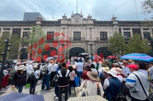 Protestan pensionados y pensionistas del ISSEMYM en Toluca