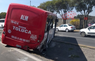 Choca camión en la Toluca-Palmillas; 10 pasajeros lesionados