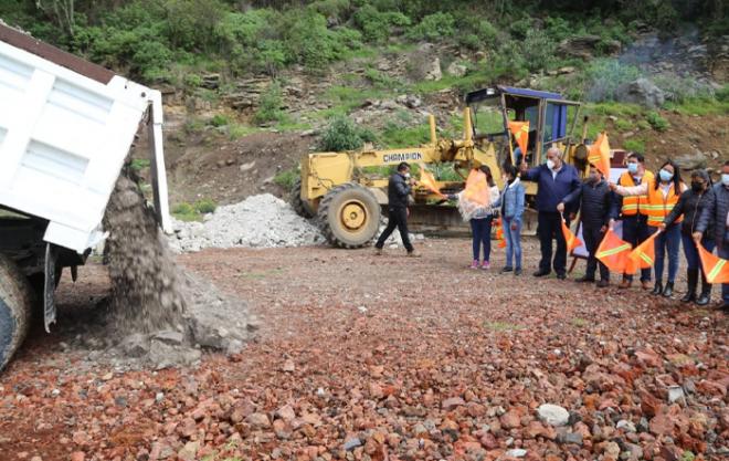 Las autoridades municipales y estatales arribaron a la comunidad de Jesús María, para iniciar la rehabilitación de las canchas de básquetbol y voleibol ubicadas en la deportiva del “Bicentenario”.