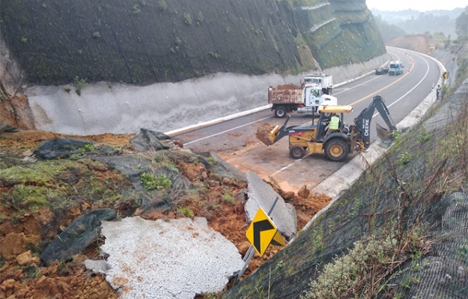 Bloqueada la carretera Toluca-Zitácuaro, por deslave
