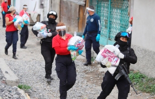 Policías y bomberos de #Ecatepec entregan 10 mil despensas por #Covid-19