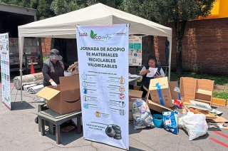 Personal de limpia recibiendo materiales reciclables en uno de los centros de acopio de Toluca.