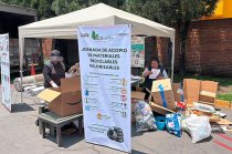 Personal de limpia recibiendo materiales reciclables en uno de los centros de acopio de Toluca.