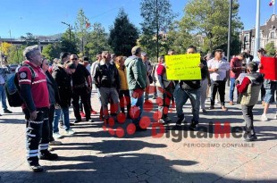 Omar Hernández, representante de los inconformes, detalló que el aguinaldo se redujo de 60 a 29 días y que, además, la prima vacacional disminuyó a 14 días, cuando anteriormente superaba los 20 días de pago.