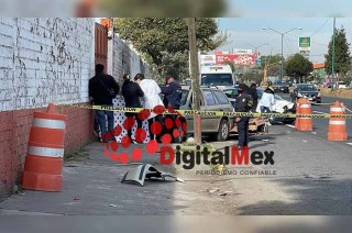 El accidente ocurrió durante la madrugada de este domingo, alrededor de las 04:00 horas, a la altura del puente de El Capulín, en dirección a la Ciudad de Toluca.