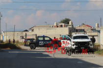 Elementos de la policía municipal de Toluca resguardan el terreno baldío donde fue localizado el cuerpo