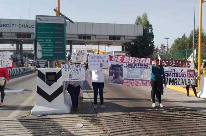 Impiden el cobro en dos de las cabinas de peaje.