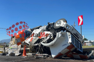 Pipa volcada en la carretera Toluca-Naucalpan frente al aeropuerto