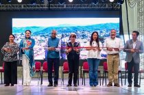 La gobernadora Delfina Gómez Álvarez encabeza el corte del listón inaugural de la sexta edición del Festival Internacional de las Luciérnagas 2026, en Amecameca.