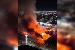 Vista aérea del incendio que consumió gran parte de la tienda Sam’s Club en la zona de Vado del Río.
