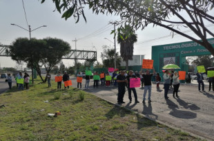 Trabajadores administrativos del TESE bloquearon avenida Central a la altura del plantel para exigir la destitución del director general y mejoras laborales