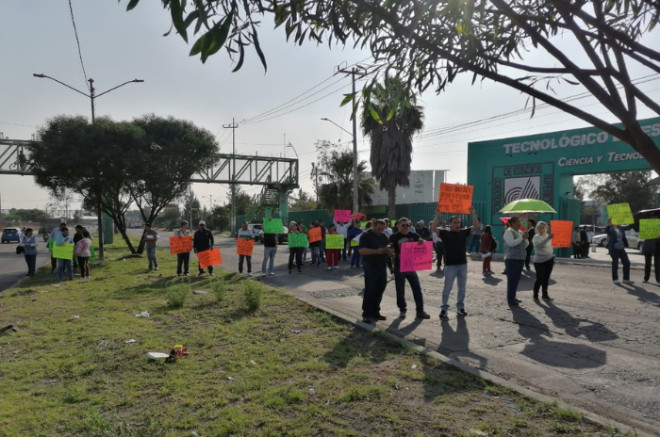 Trabajadores administrativos del TESE bloquearon avenida Central a la altura del plantel para exigir la destitución del director general y mejoras laborales