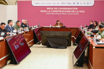 Autoridades estatales destacan en la Mesa de Coordinación para la Construcción de la Paz la disminución en delitos como extorsión, lesiones, robo de vehículos y homicidios.