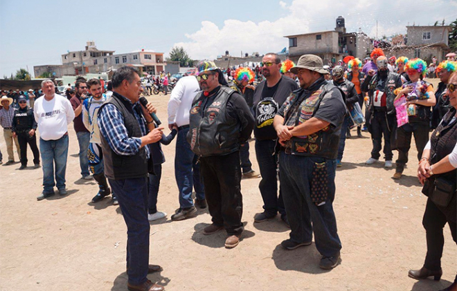 Motociclistas hacen felices a niños de Almoloya de Juárez