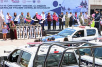 Delfina Gómez entrega patrullas en Chimalhuacán