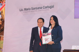 Mario Santana Carbajal, alcalde de Villa Victoria, acompañado de Karina Labastida, directora del DIF Edoméx, durante la presentación de su informe de gobierno, reafirmando su compromiso con un municipio seguro y cercano a la ciudadanía.