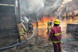 Bomberos propagaron el siniestro.