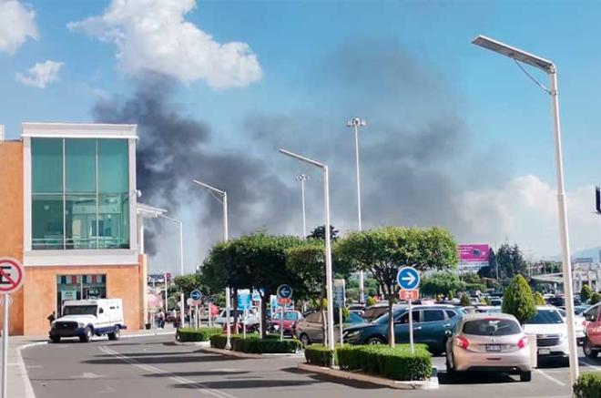 ¡Atención! Se incendia basurero en #Metepec; aquí video