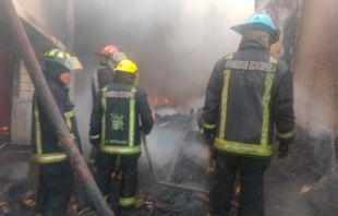 Fuego consume maderería en Ecatepec