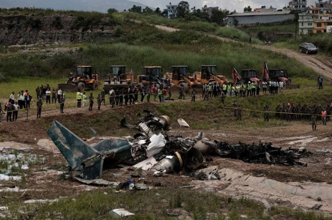 #Video: Trágico momento en que cae avión en Nepal; mueren alpinistas