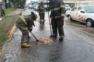 Elementos destapan coladeras para prevenir encharcamientos