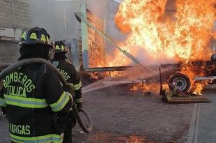 Este lunes se vio gran movilización de cuerpos de emergencias en el interior de la Central de Abastos al incendiarse un camión.