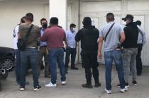 Empleados rechazaron que se hayan atrincherado delincuentes en el inmueble, luego de la persecución y balacera entre civiles.