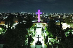 En la víspera del Día de Todos los Santos, cuando la tradición marca la llegada de las almas de todos los niños fallecidos, los camposantos de Xahuento y de San Martín fueron iluminados.
